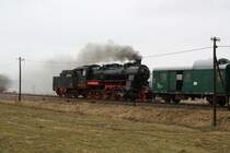 58 311 kann sich nach der anstrengenden Bergfahrt etwas erholen und rollt hier auf dem Bahnhof Scheibenberg zu.(28.03.09)