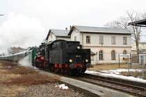 58 311 ist zur�ck nach Markersbach zu einer Pendelfahrt unterwegs, hier dampft sie am EG des Bahnhof Scheibenberg vorbei.(28.03.09)