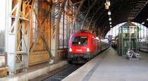 1116 153-6 f�hrt am Morgen des 31.03.09 mit IC 2083  K�nigssee  Hamburg-Altona - Berchtesgarden in Hamburg-Dammtor auf Gl. 4 ein.