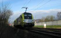 ES 64 U2-004 und eine weitere ES 64 U2 von boxXpress fahren am 31.03.09 als Tfzf durch Hamburg-Unterelbe nach Maschen um dort auf neue Aufgaben zu warten.