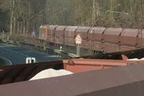 Mal eine etwas andere Perspektive. 185 640 zieht mit gro�er Bremswirkung einen Kalkschotterzug die Rampe bei H�ttenrode talw�rts. Am Zugende befindet sich 185 641; 02.04.2009