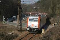 185 641 der Hvle �berquert die B 27 am Posten A bei H�ttenrode; 02.04.2009