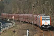 185 641 als Bremslok hinter einem talw�rts fahrenden Kalkschotterzug auf der Steilrampe bei H�ttenrode. 185 640 ist schwach als Zuglok erkennbar; 02.04.2009
