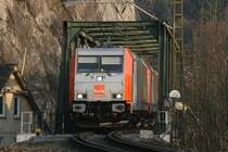 Ab der KW 14 ist der komplette Elektrobetrieb auf der R�belandbahn wiederhergestellt. Mit der 185 641 wurde in dieser Woche die zweite E-Lok f�r die R�belandbahn bei Bombardier ausgeliefert und nach Blankenburg �berf�hrt. In den Abendstunden des 02.April 2009 �berqueren 185 641 und 185 640 die Br�cke am Haus am Stein in R�bleland.