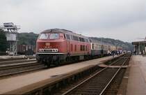218 135-2 mit einem Eilzug Richtung Bestwig im Bahnhof Neheim-H�sten, Aufnahme aus dem Jahr 1981. (Diascan)