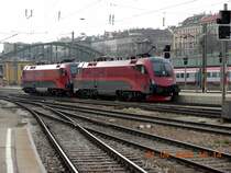 Gleich zwei Serien-Railjets waren am 1.4.2009 aneinandergeh�ngt auf dem Westbahnhof zu sehen; rechts 1116 219-5, links 1116 212-0. Die Fahrzeuge sind offenbar erst seit wenigen Tagen in Dienst, der charakteristische Schriftzug  Spirit of ....  fehlt bei beiden.