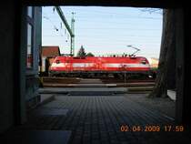 In idealer Position war am 2.4.2009 die �sterreichische EM-Lok auf dem ungarischen Bahnhof Fert�szentmiklos abgestellt; so ideal, da� sie sogar durch den Eingangsbereich in ihrer vollen L�nge fotografiert werden konnte.