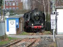 EX DB01 118 jetzt HEF01 118 vr ihrem BW iim sonnenlicht um in die Hafenbahn einzubigen