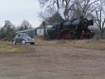 HEF DB52 4867 vor einem historischen VW-K�fer mit wei� band reifen