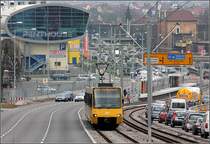 . In der Bundesstraße - 

Blick von der Haltestelle Sieglestraße nach Norden in diese vom Verkehr geprägte Straße. Im Hintergrund der ebenfalls schon verlängerte Stadteinwärtsbahnsteig der Station Borsigstraße. Die Gleise der Stadtbahn liegen hier in mitten der Bundesstraße 10 und 27.

03.04.2009 (M)