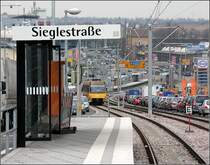 . Ungeordnete Stadt- und Verkehrslandschaft - Die Station Sieglestraße wurde/wird neu gebaut im Zusammenhang des sechsspurigen Ausbaus der Heilbronner Straße. Dabei werden die Bahnsteige für den zukünftigen Einsatz von Doppeltraktionszügen auf der ab 2010 hier verkehrenden Linie U7 verlängert. 

03.04.2009 (M)