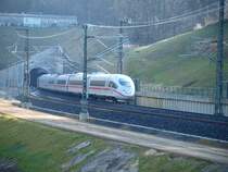 P�nktlich um 9:21 hat der ICE den Aachener Hauptbahnhof richtung Br�ssel verlassen und kommt hier aus dem neuen Buschtunnel kurz vor der Belgischen Grenze.