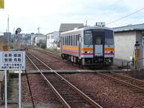 Die KIHA 120 des westjapanischen Hochlandes. Einfahrt des Wagens KIHA 120-341 in Higashi Tsuyama. 28.Februar 2009. 