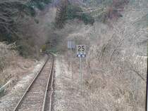 Die KIHA 120 des westjapanischen Hochlandes - Fahrt im KIHA 120-328:An vielen Stellen ist die Höchstgeschwindigkeit auf 15 km/h beschränkt. Hier zeigt die Tafel 25 km/h für die nächsten 90 Meter an, aber bei Regen (雨)nur 15 km/h! Zwischen Nagi und Mimasaka Kawai, 28.Februar 2009.
 