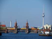 Nocheinmal die Oberbaumbr�cke mit einem Zug der U1. Ebenfalls zu sehen ist der Berliner Fernsehturm am Alexanderplatz. 2.April 2009