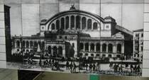 Berlin Anhalter Bahnhof III:
Steigt man nun die Treppen zum Tiefbahnhof hinunter findet man noch diese Abbildung des ehemaligen Kopfbahnhofs. Kurz zuvor stand man noch da, wo diese Aufnahme gemacht wurde. Vorstellen kann man sich das jedoch nicht mehr. 31.M�rz 2009