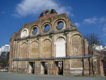 Berlin Anhalter Bahnhof I:
Hier stand fr�her der Berliner Kopfbahnhof anhalter Bahnhof. Mehr als diese Stirnwand ist heute nicht mehr davon �brig. Ich stehe hier in der ehemaligen Bahnhofshalle. 31.M�rz 2009