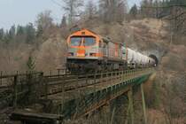 V 330.3 schiebt einen Kalkkesselzug �ber das Kreuztalviadukt; 04.04.2009