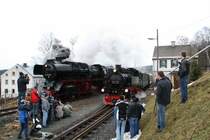 Dichtes Fotografen-gertr�nge bei Doppelausfahrt von 50 3648-8 und 99 773 am 28.03.09 in Cranzahl. ich hatte keinen besonders gutem Standpunkt. Wer zuletzt kommt, den bei�en halt die Hunde! (oder es stehen 100 Mann im Bild) :-)