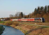 Die Weltrekordlok 1216 025 ist am 04.04.2009 mit 
dem IC 601 im besten Abendlicht kurz vor
Wartberg/Kr.zu sehen gewesen.