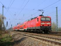 143 278-0 (Was f�r ein Flickenteppich!) �berf�hrt ein paar �ltere Doppelstockwagen. Priestewitz am 4.4.2009.