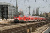 218 402 zieht die aus neun Doppelstockwagen bestehende RB 27058, 218 445 schiebt nach. M�nchen Heimeranplatz, 03.04.2009.