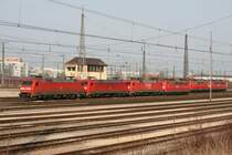 Am 03.04.2009 waren vor allem 152 und 151 in M�nchen Ost Rbf abgestellt. Aufgenommen von der S-Bahn Haltestelle Berg am Laim.