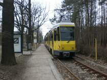 Berlin: Stra�enbahnlinie 61 nach S-Bahnhof Adlershof an der Haltestelle Rahnsdorf Waldsch�nke.