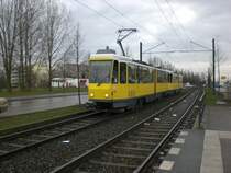 Berlin: Stra�enbahnlinie 18 nach Hellersdorf Risaer Stra�e an der Haltestelle Marzahn Landsberger Allee/Blumberger Damm.