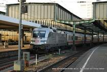 182 004-2 (Porsche Taurus) h�lt am 3. April 2009 um 18:36 Uhr mit einem IC in Duisburg Hbf auf Gleis 4 zur Weiterfahrt nach K�ln Hbf
