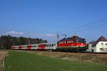Die Pflatsch verzierte 1142.685 zog an diesem herrlichen Fr�hlingstag den R 3522 von Amstetten nach Kleinreifling und konnte bei der Einfahrt in den Bahnhof Ulmerfeld-Hausmening bildlich festgehalten werden. 04.04.09