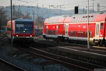 33 Minuten Marburg Hauptbahnhof (II). Genialer Fahrplan, RE 4112 verl��t gerade den Bahnhof, w�hrend die Regionalbahn 23626 aus Erndtebr�ck ankommt. Die Verbindung nach Kassel ist planm��ig unm�glich. (03. April 2009, 18:22) 