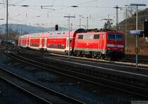 33 Minuten Marburg Hauptbahnhof (III). 111 086-4 hat wie immer schwer zu k�mpfen mit ihren 6 Dostos nach Kassel. (03. April 2004, 18:23)
