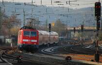 33 Minuten Marburg Hauptbahnhof (IV). 111 096-4 beschleunigt den RE nach Kassel kr�ftig an der Nordausfahrt Marburg. (03. April 2009, 18:23)