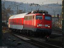 33 Minuten Marburg Hauptbahnhof (VI). Es ist 115 336-0, die hier mit Volldampf durch den Bahnhof jagt. (03. April 2007, 18:24)