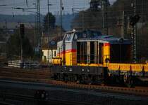 33 Minuten Marburg Hauptbahnhof (XII). Die-Lei 114 (DG1000) hat wirklich alle L�cher auf, oben ist auch noch eine Klappe offen. Dennoch geht es ohne Halt aber nicht auf dem Durchgangsgleis weiter. (03. April 2009, 18:29)