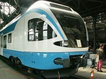 In der alten Lokremise in Romanshorn(Locorama)stand auch ein Stadler Flirt Triebzug(auf dem Bild das Frontmodul)f�r die S-Bahn in Algier.04.04.09