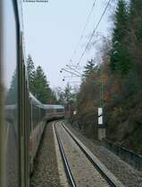 Fahrt im IC2006 Bodensee (Radolfzell-Dortmund) mit Zuglok 101 056-0 hier zwischen 3. und 2.Seelenwaldtunnel 4.4.09 Gleich wird sich der Zug shcon in die n�chste Kurve st�rzen 