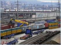 W�hrend im G�terbahnhof Container verladen werden, �berquert ein RABe 514 Dosto den Wipkinger Viadukt in Z�rich Vorbahnhof. (31.03.2009)