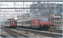 460 032-5 �berholt einen allein fahrenden RBe 4/4 540 057-7 in Z�rich Altstetten. (31.03.2009)
