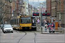 . Meist reger Fahrgastverkehr -

...am Mittelbahnsteig der Station Schreiberstraße. 

04.04.2009 (M)