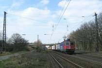 Am 31.03.09 durchf�hrt Re 421 383-1 mit einem Containerzug Radbruch Richtung S�den.
