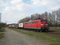 151 031-2 steht am 31.03.09 mit einem Containerzug aus dem Hamburger Hafen in Radbruch auf einem Ausweichgleis und wartet �berholungen ab.