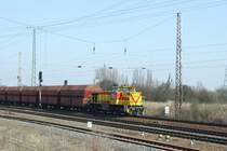 Mit einem Kohlezug f�hrt die Lok 220 der MEG , Baureihe MaK G 1206 , nach Buna. HIer bei der UAsfahrt aus Gro�korbetha.
Gro�korbetha, der 3.4.09