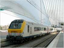 Die  composition dromadaire , bestehend aus I 11 Wagen und einer Lok der BR 13 in der Mitte, wartet am 30.03.09 auf die Abfahrt nach Vis�/Maastricht unter dem imposanten Dach des Bahnhofs Li�ge Guillemins. (Hans)