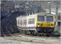 Eine M 4 Zugkomposition aus Qui�vrain kommend zeigt ihre lustigen Entl�ftungsh�tchen bei der Einfahrt am 30.03.09 in den Bahnhof Li�ge Guillemins. (Jeanny)