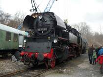 BR 65 1049 des S�chsischen Eisenbahnmuseums (SEM) Chemnitz steht auf dem Gel�nde des Museums-BW Dresden Altstadt und nimmt Kohle.
22.03.2009