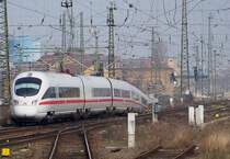  Auf der Flucht  - so k�nnte man dieses ICE-T Bild beschreiben. Hier f�hrt jedenfalls der ICE 1557 aus dem Leipziger Hbf raus, auf dem Weg nach Dresden Hbf. 04.04.2009