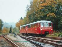 LVt Sonderfahrt im Bahnhof Blankenstein an der Saale in Th�ringen.
In der Bf.-Ausfahrt Richtung Bayern (keine 300 m hinter dem Zug beginnt Bayern an der ehem. Grenze) konnte der Zug mit dem Blick auf den Burgberg in Lichtenberg festgehalten werden. Wenn denn endlich die seit 1945 fehlende Verbindung zum auch betriebenen Netz in Bayern nach Marxgr�n wieder aufgebaut wird, dann k�nnten in der sch�nen Gegend sicher mehr Touristische Z�ge verkehren....

F�r die Verwirklichung dieses Ziels k�mpft HOELLENNETZ e.V...

Gerne schliessen Sie sich uns an...!

Bild aus meiner Sammlung