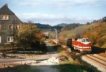 Frankenwaldbahn in Th�ringen bei Marktg�litz. Der Umbau der Strecke hat begonnen, Bauarbeiten sind sichtbar. Ein Sandwich-Zug mit 2x BR 119, gef�hrt von 119059 verl�sst den durchgeschalteten Bahnhof Richtung Probstzella, ca. 1992. Gl�ckstreffer auf der R�ckfahrt von einem Ausflug.

Abfotografierter Abzug meiner Diasammlung. Also in gt. Qualit�t vorhanden...

